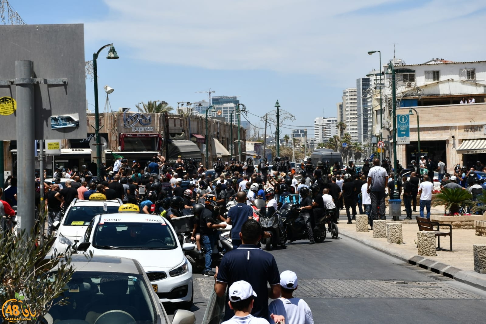 فيديو: انطلاق مسيرة غاضبة بعد صلاة الجمعة تنديداً بتدنيس مقبرة الاسعاف بيافا